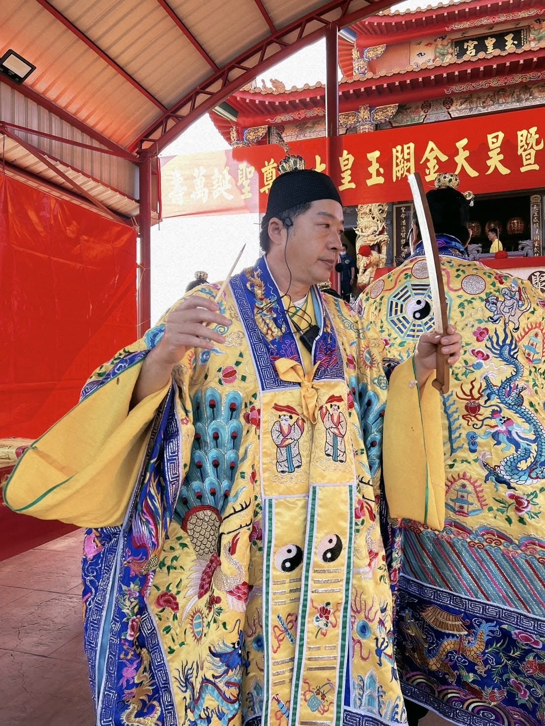 法師團著繡花道袍，於玉皇壇前行科